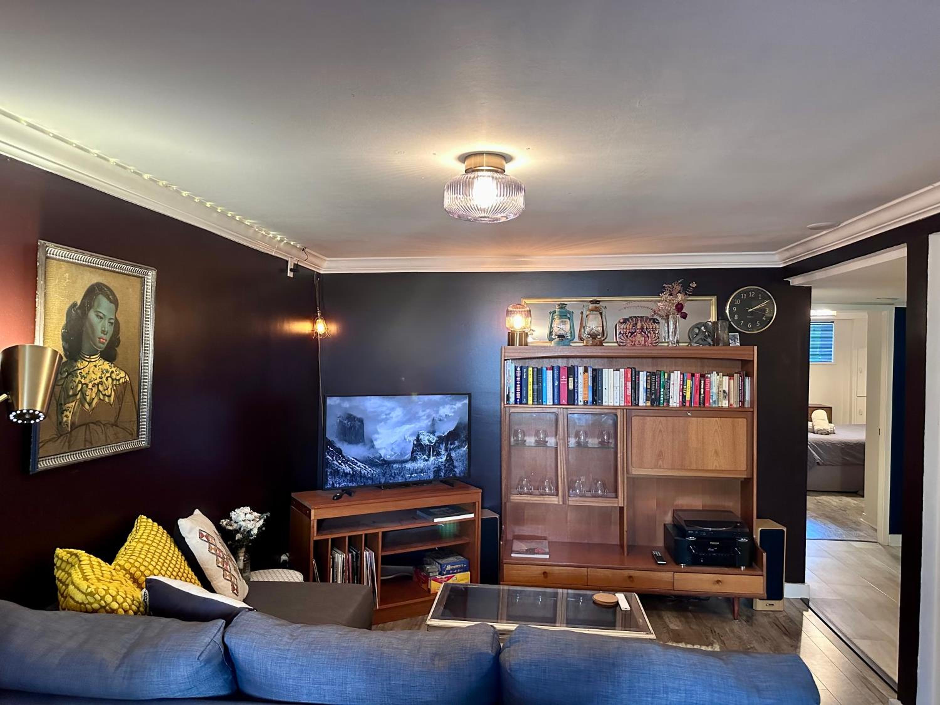 The Orange Door Bungalow- 2-BR w private yard, walkable to cafes & restaurants, 10 min to DT