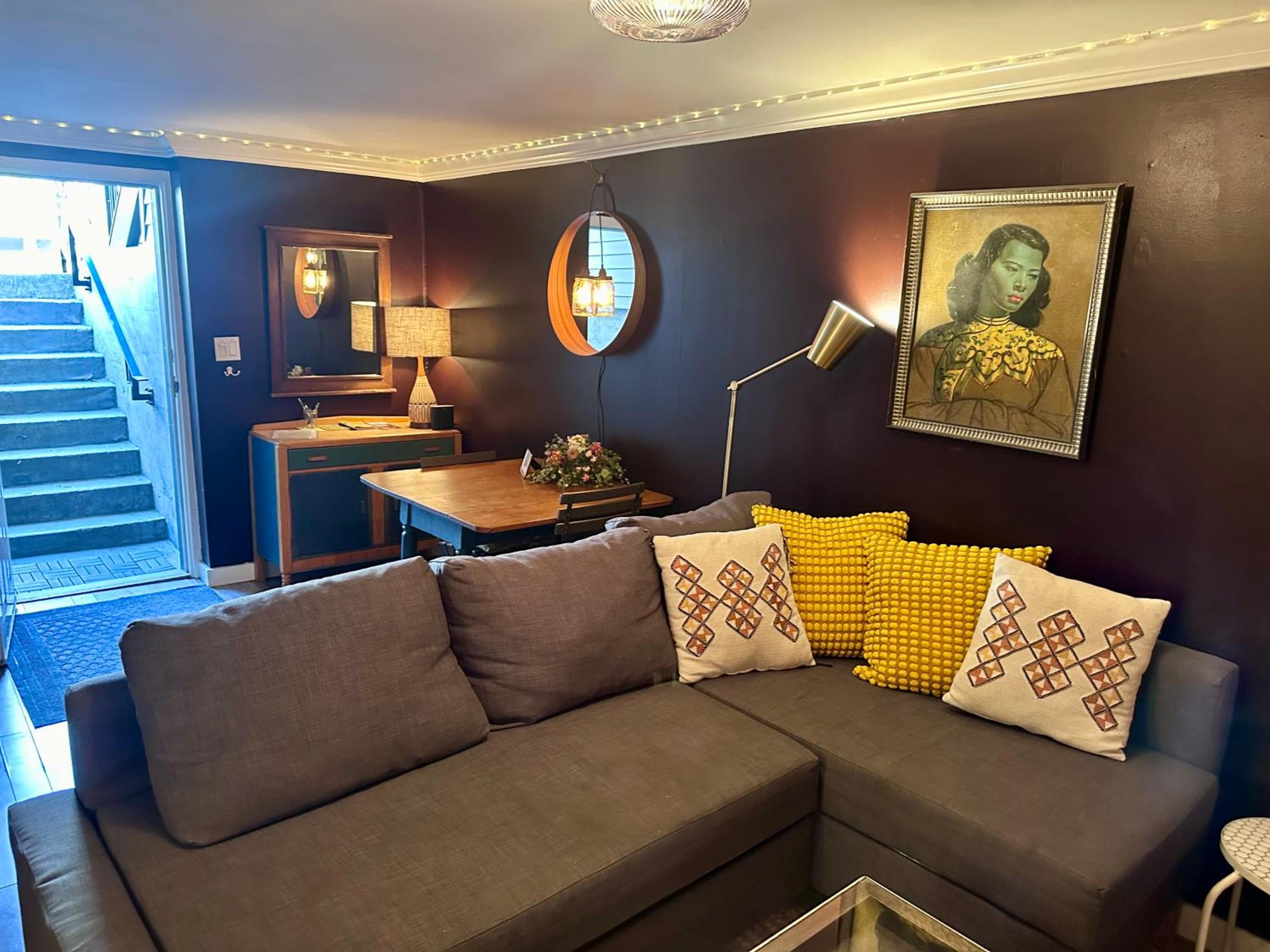 The Orange Door Bungalow- 2-BR w private yard, walkable to cafes & restaurants, 10 min to DT
