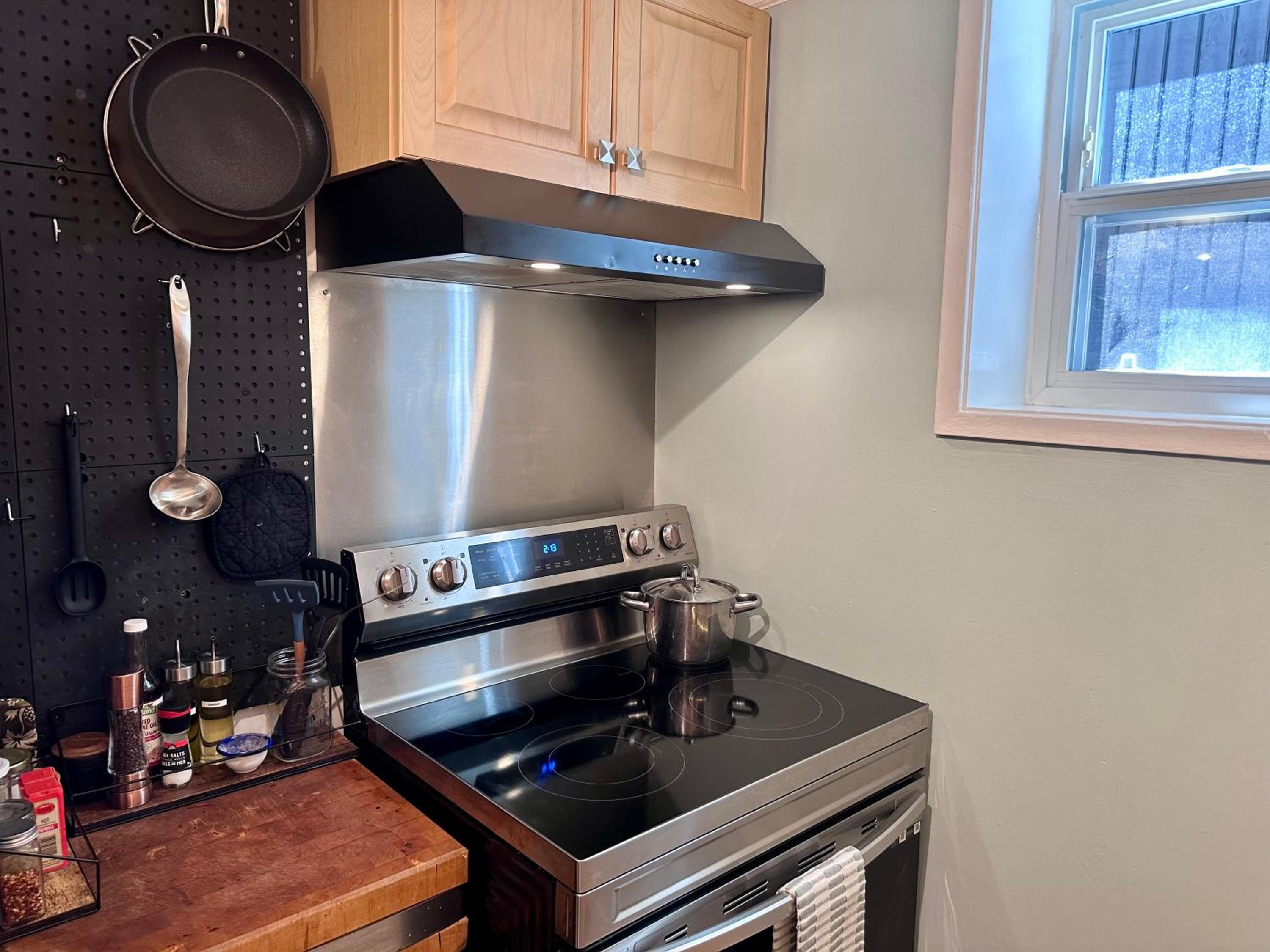 The Orange Door Bungalow- 2-BR w private yard, walkable to cafes & restaurants, 10 min to DT