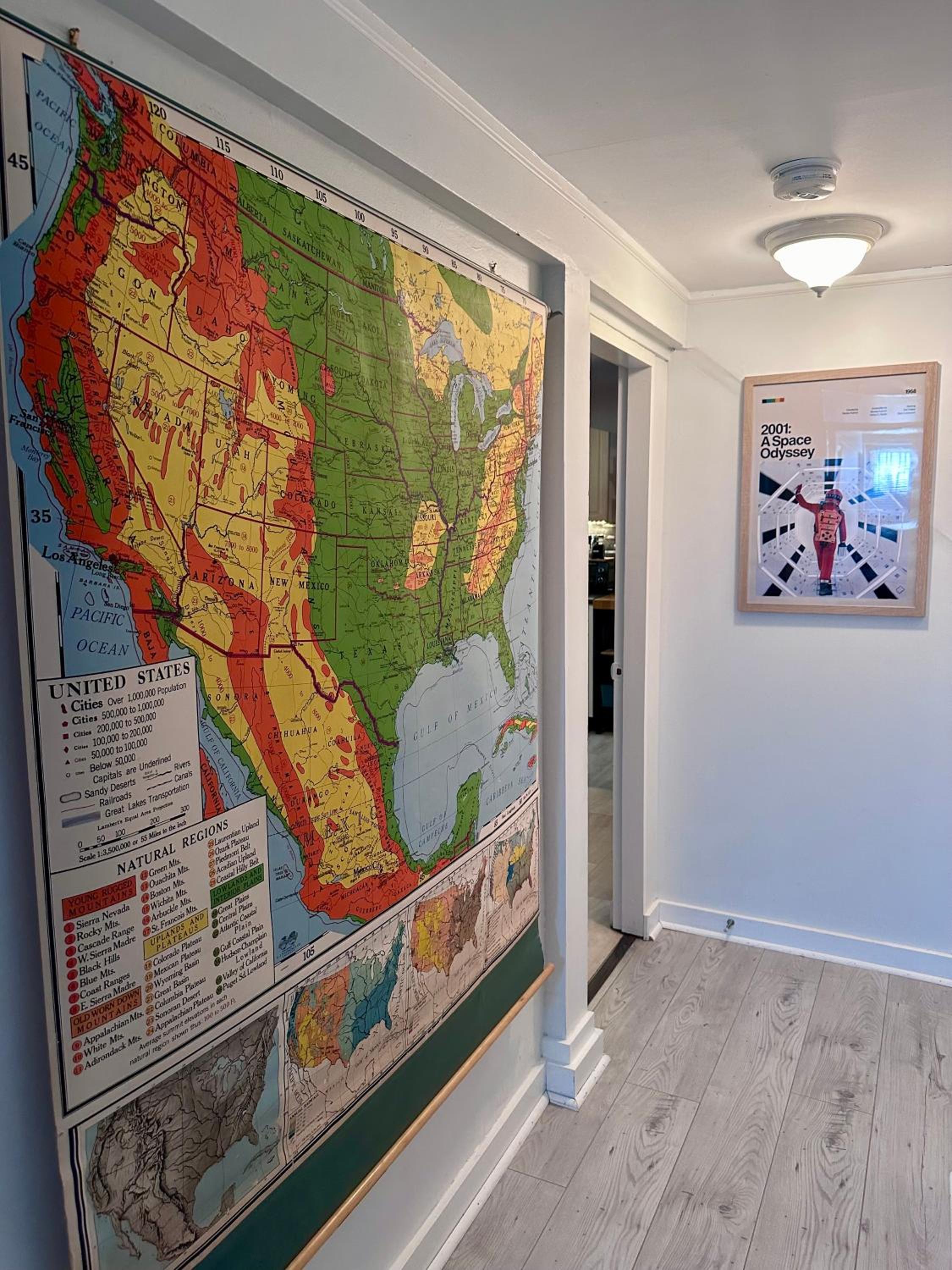 The Orange Door Bungalow- 2-BR w private yard, walkable to cafes & restaurants, 10 min to DT