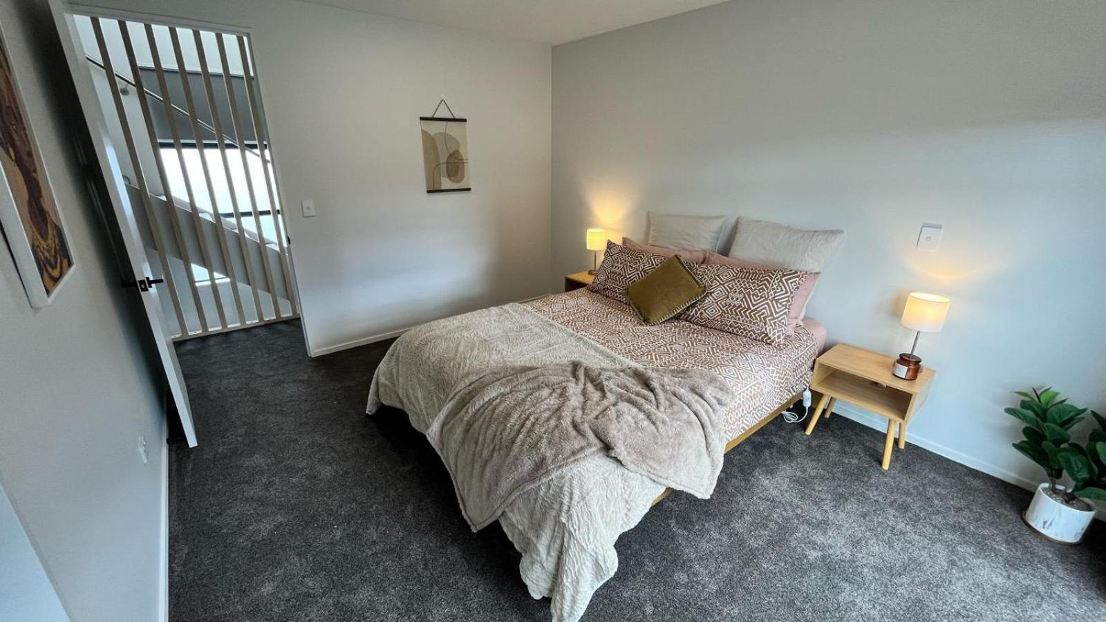CBD Luxury 2 Bedroom Retreat view 2