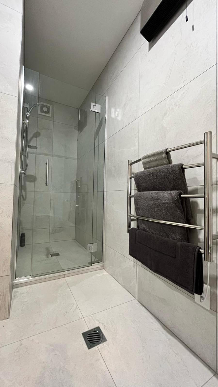 CBD Luxury 2 Bedroom Retreat view 3