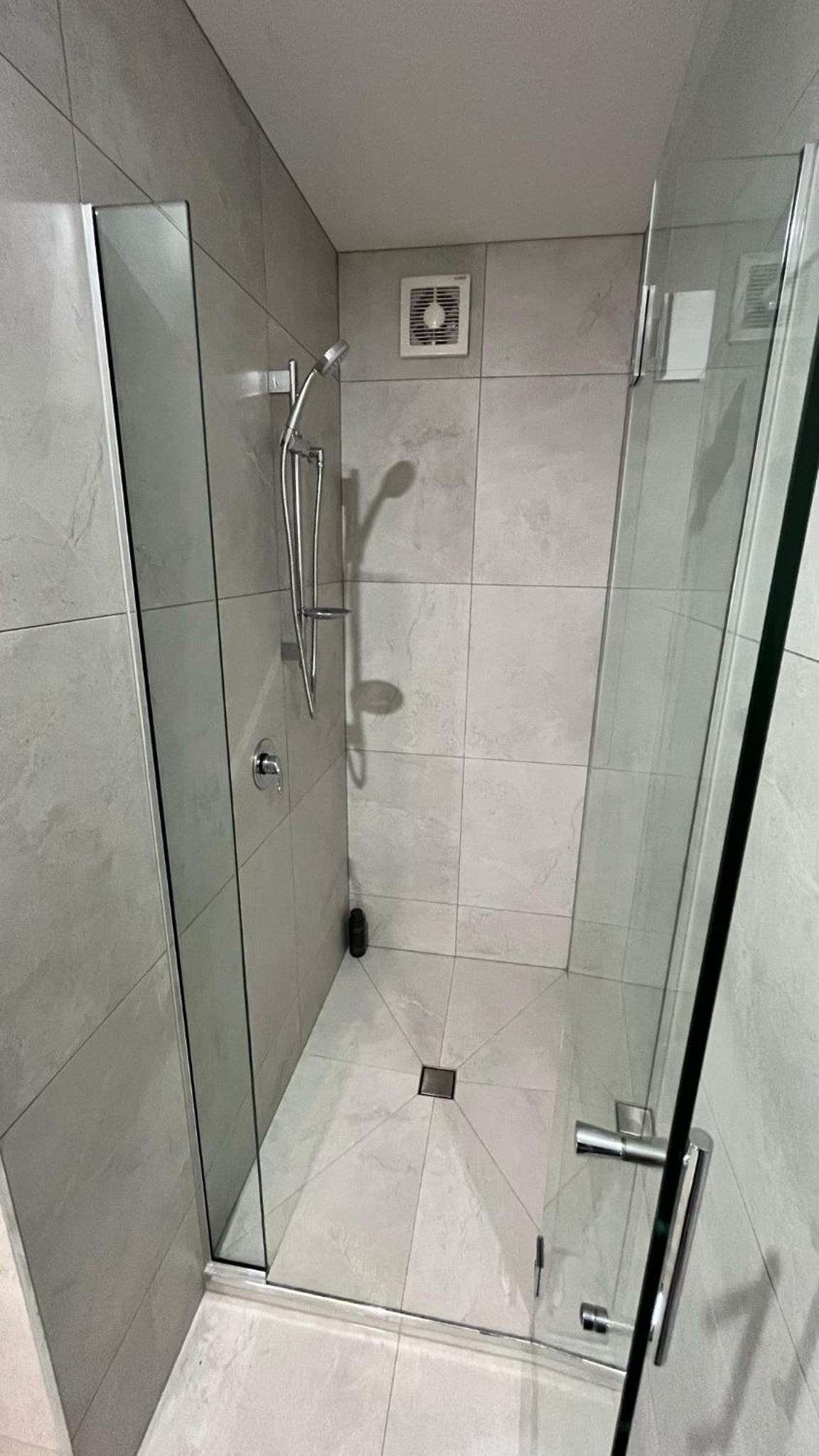 CBD Luxury 2 Bedroom Retreat view 4