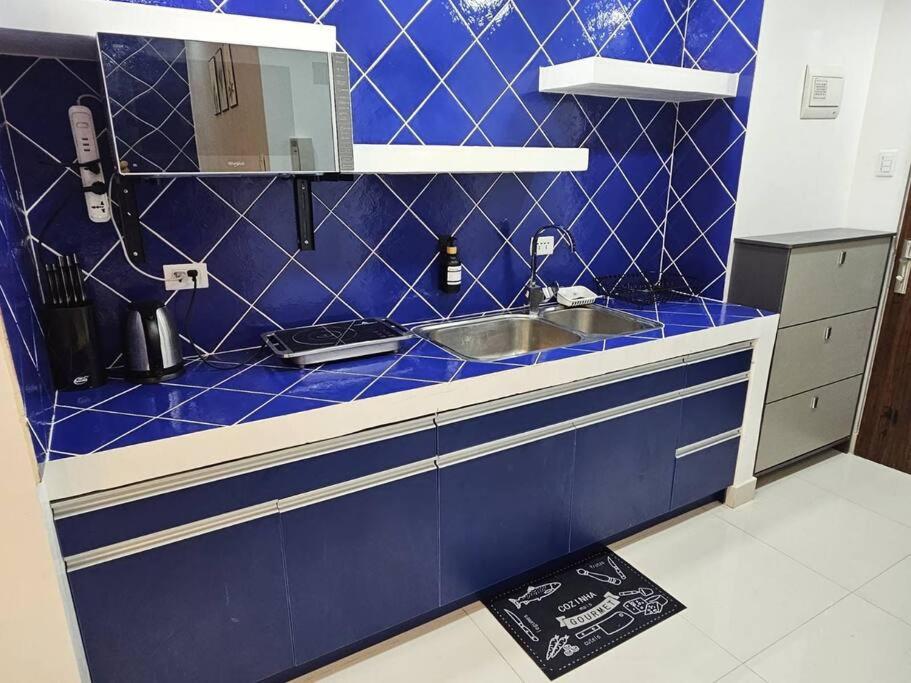 BGC Beautiful Large 1 Bedroom Condo Sleeps 3 Adults