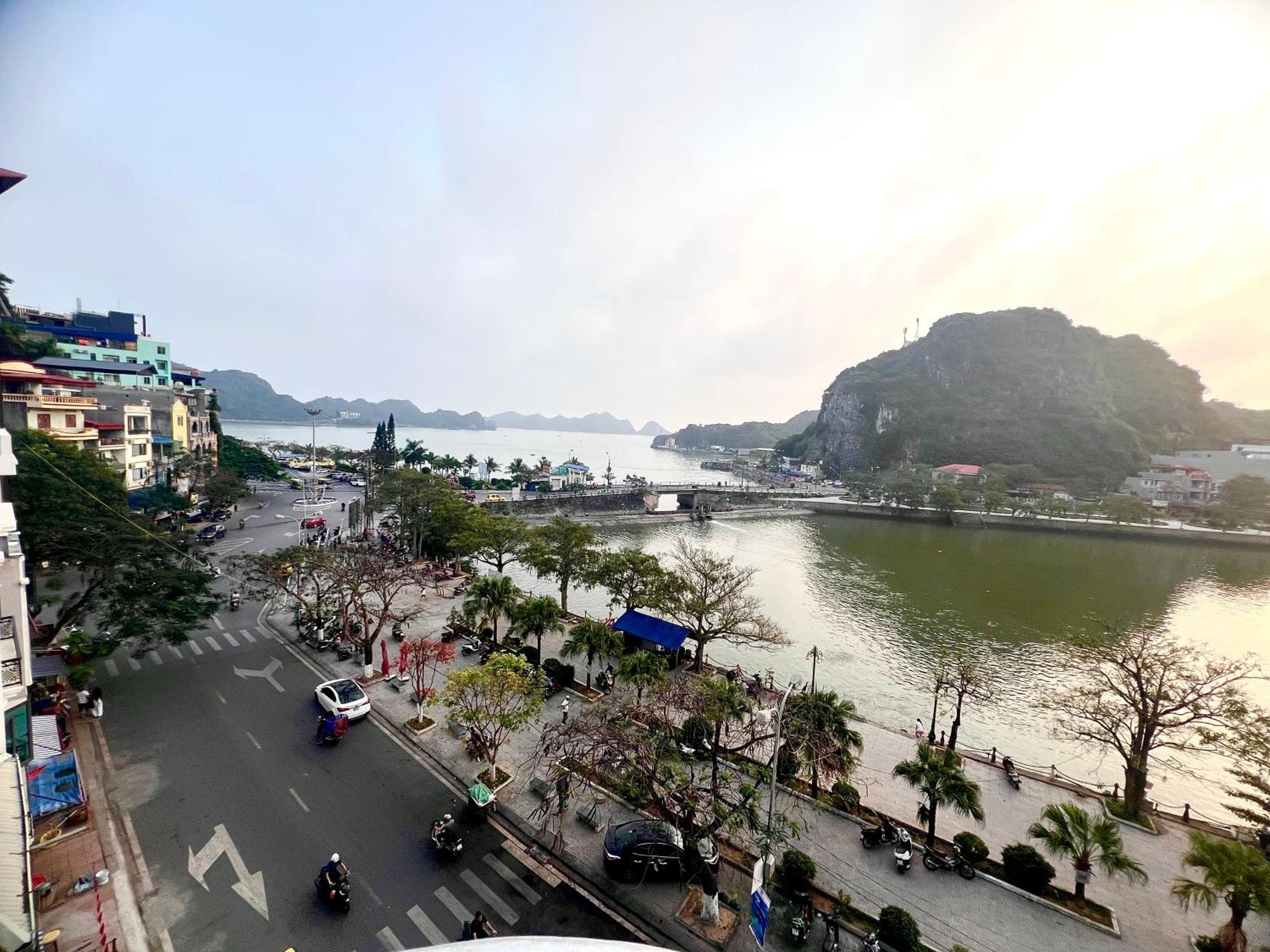 Vân Thái Dương Hotel Cát Bà view 2