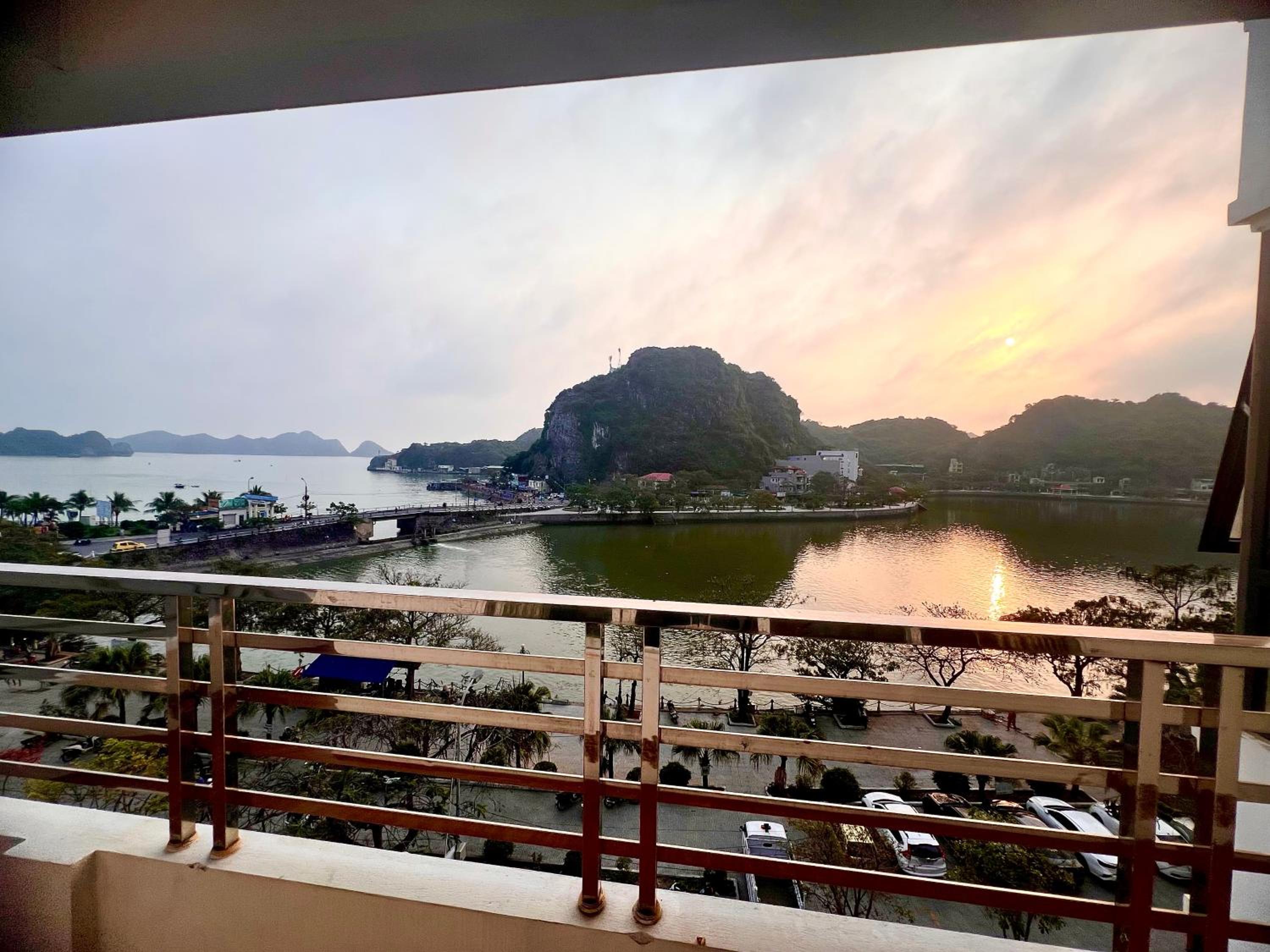 Vân Thái Dương Hotel Cát Bà view 3