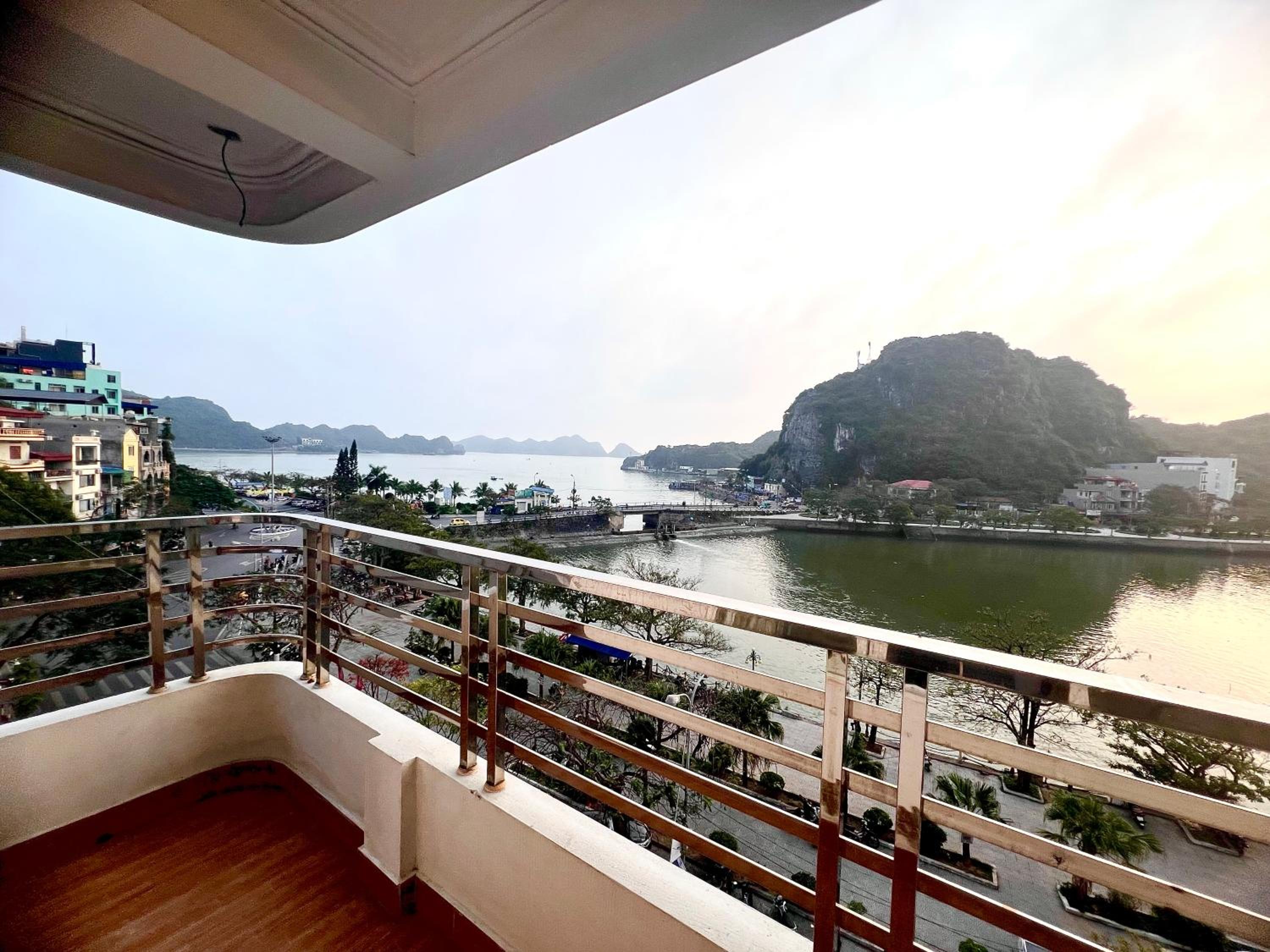Vân Thái Dương Hotel Cát Bà view 4