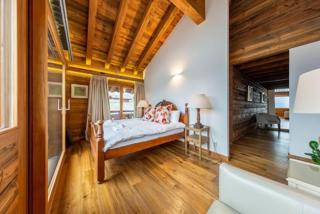 Penthouse spa access , 6 bedroom, 6 baths by Jolidi