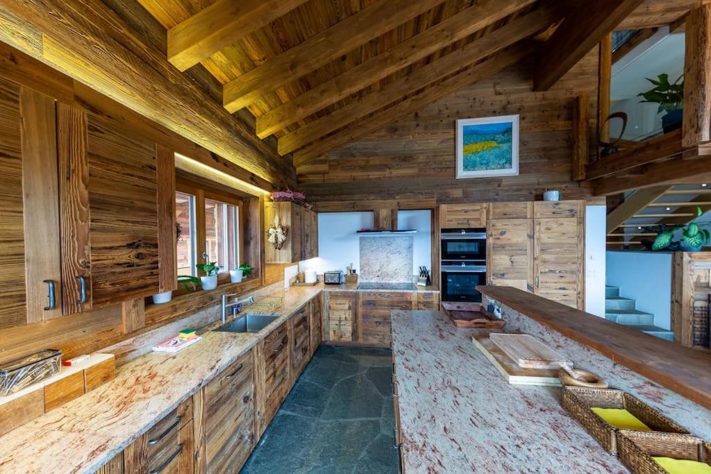 Penthouse spa access , 6 bedroom, 6 baths by Jolidi