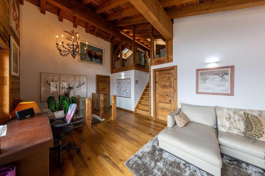 Penthouse spa access , 6 bedroom, 6 baths by Jolidi