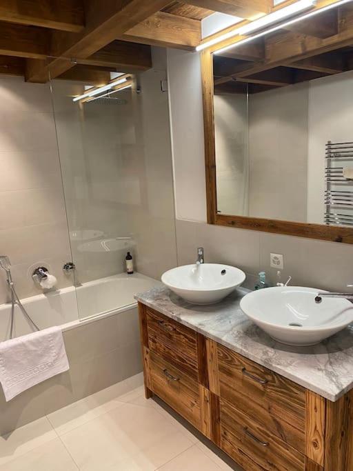 Penthouse spa access , 6 bedroom, 6 baths by Jolidi