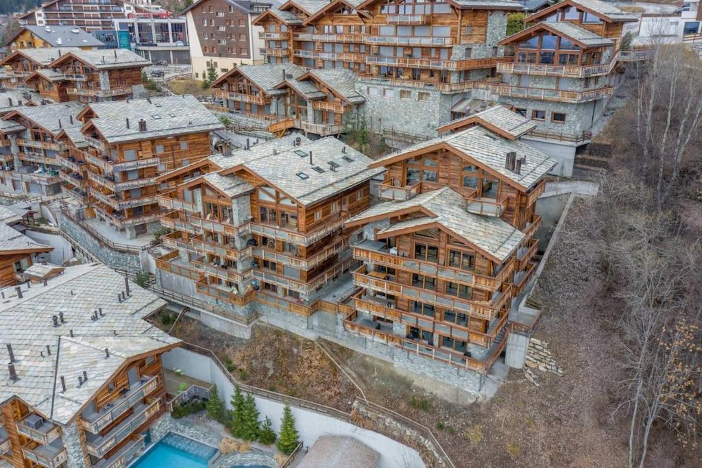 Penthouse spa access , 6 bedroom, 6 baths by Jolidi