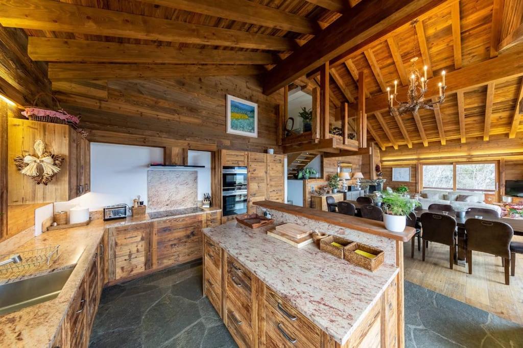 Penthouse spa access , 6 bedroom, 6 baths by Jolidi