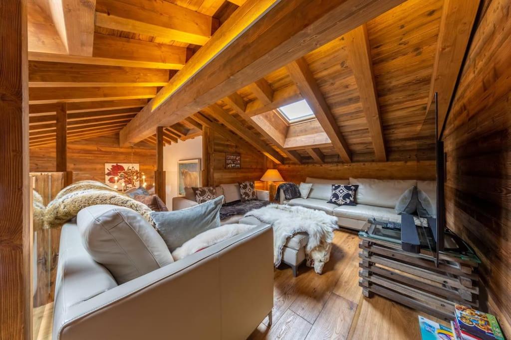 Penthouse spa access , 6 bedroom, 6 baths by Jolidi