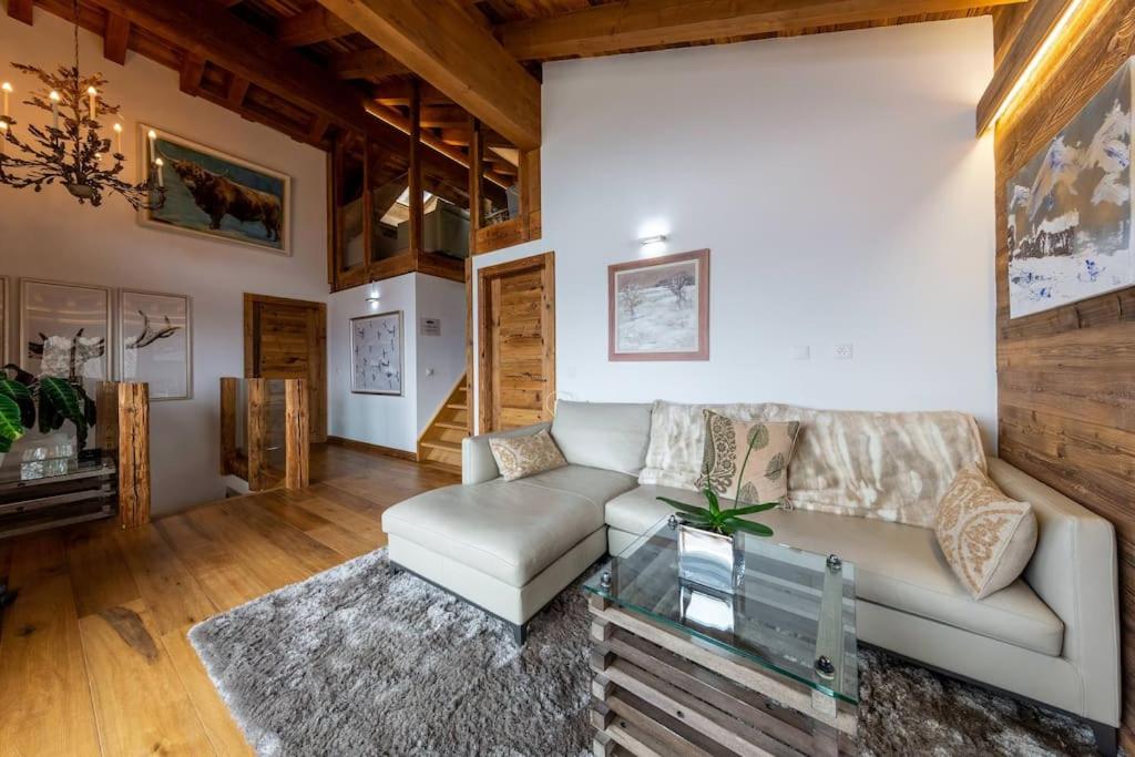 Penthouse spa access , 6 bedroom, 6 baths by Jolidi