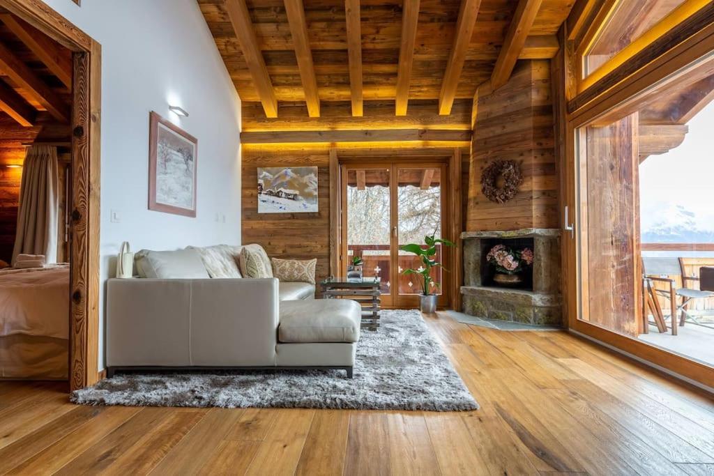 Penthouse spa access , 6 bedroom, 6 baths by Jolidi