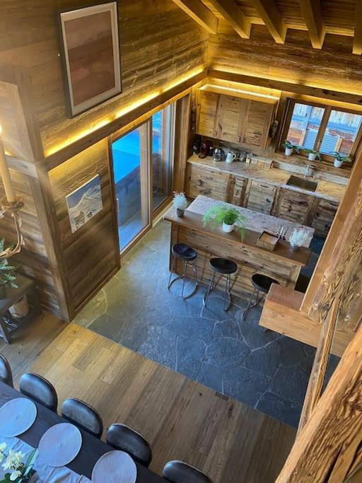 Penthouse spa access , 6 bedroom, 6 baths by Jolidi