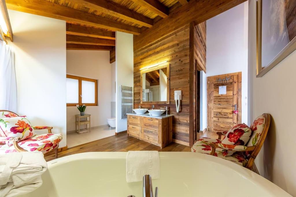 Penthouse spa access , 6 bedroom, 6 baths by Jolidi