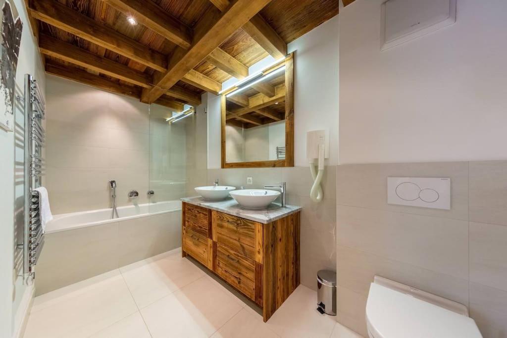 Penthouse spa access , 6 bedroom, 6 baths by Jolidi