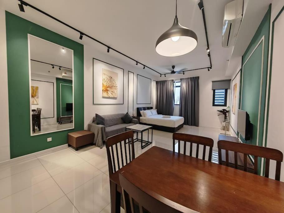 Chambers A Studio Flat, KLCC & KL Tower view, City