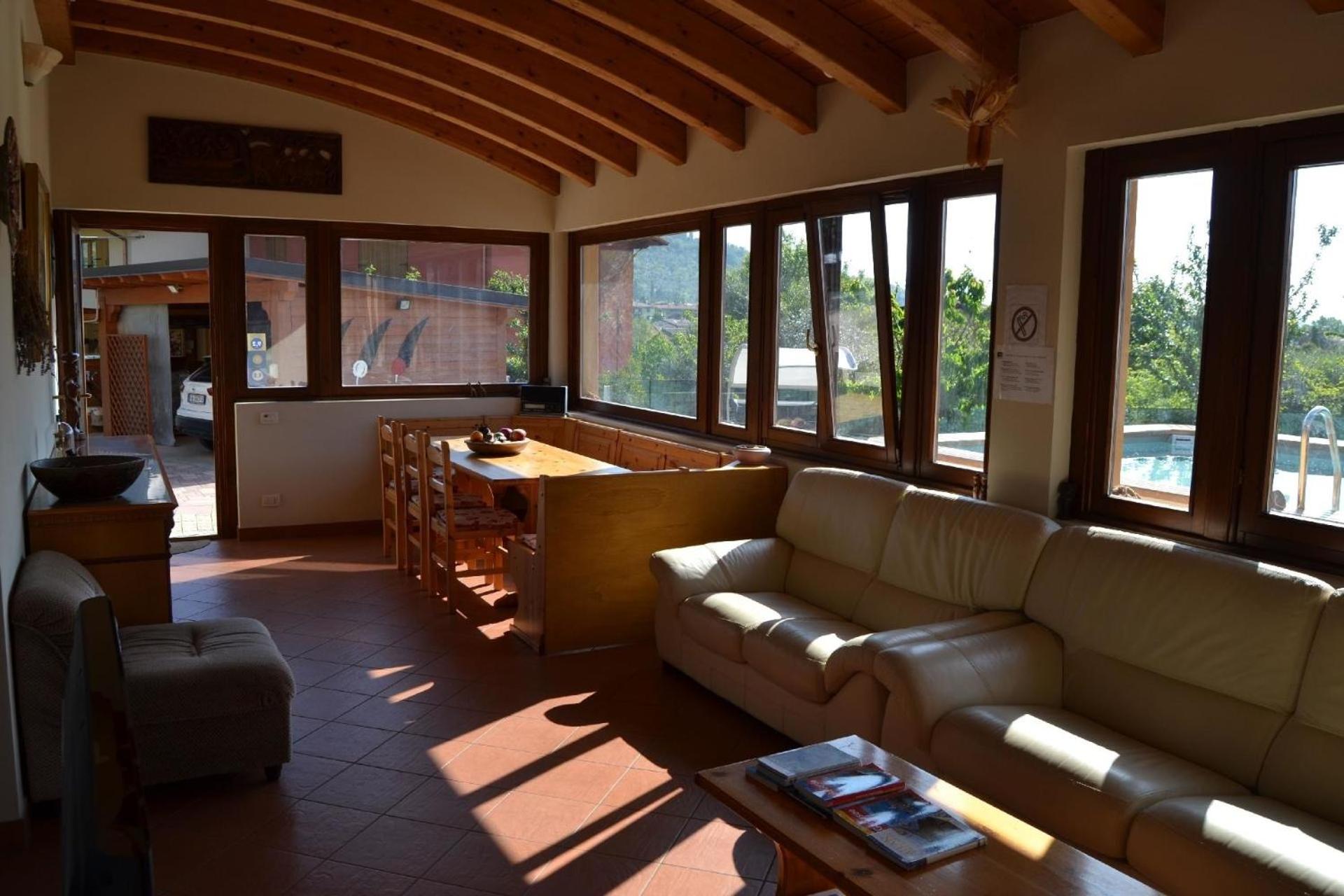 Ferienwohnung für 2 Personen 3 Kinder ca 125 qm in Salo, Gardasee Westufer Gardasee view 5