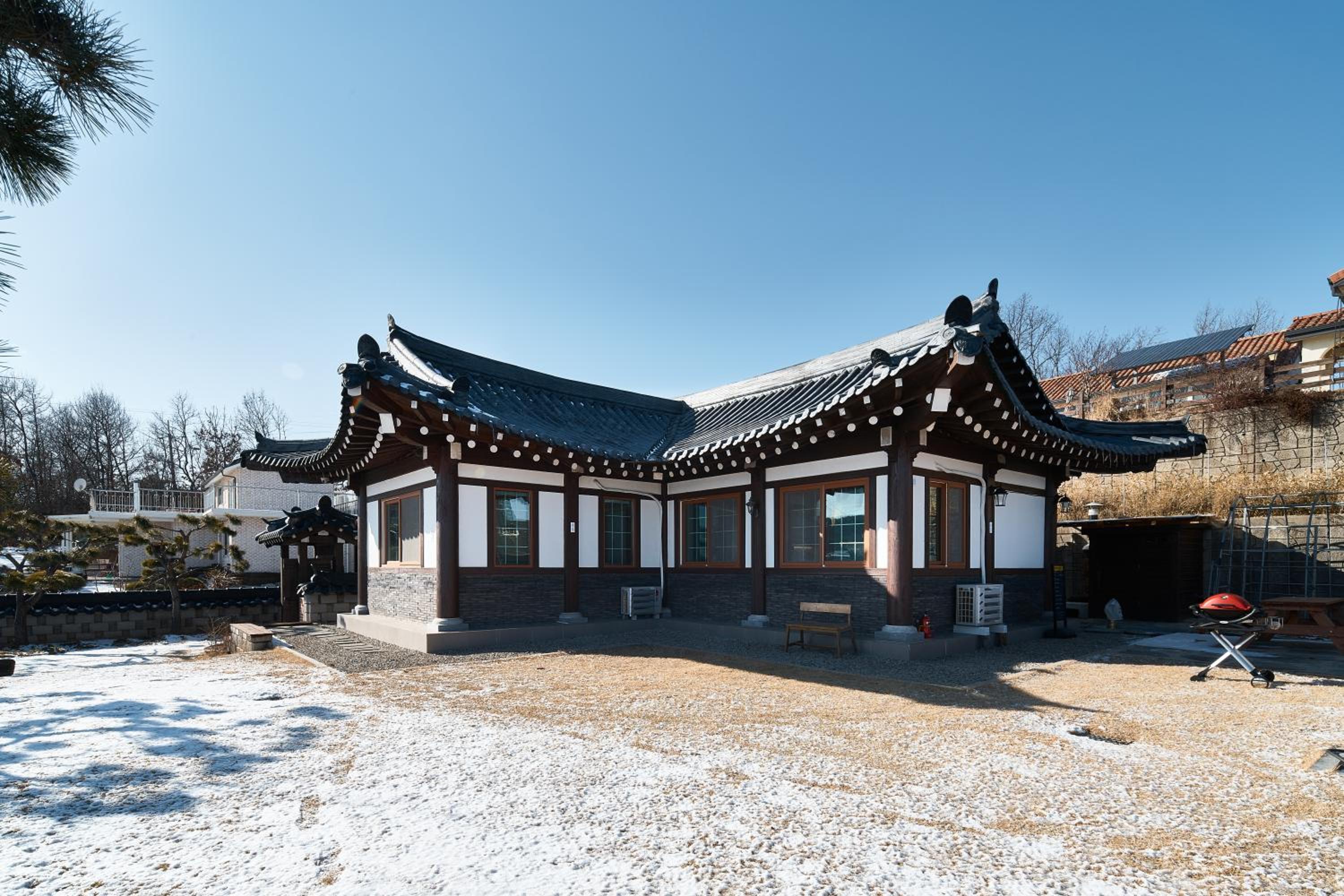Luxury Hanok Garden Retreat view 4