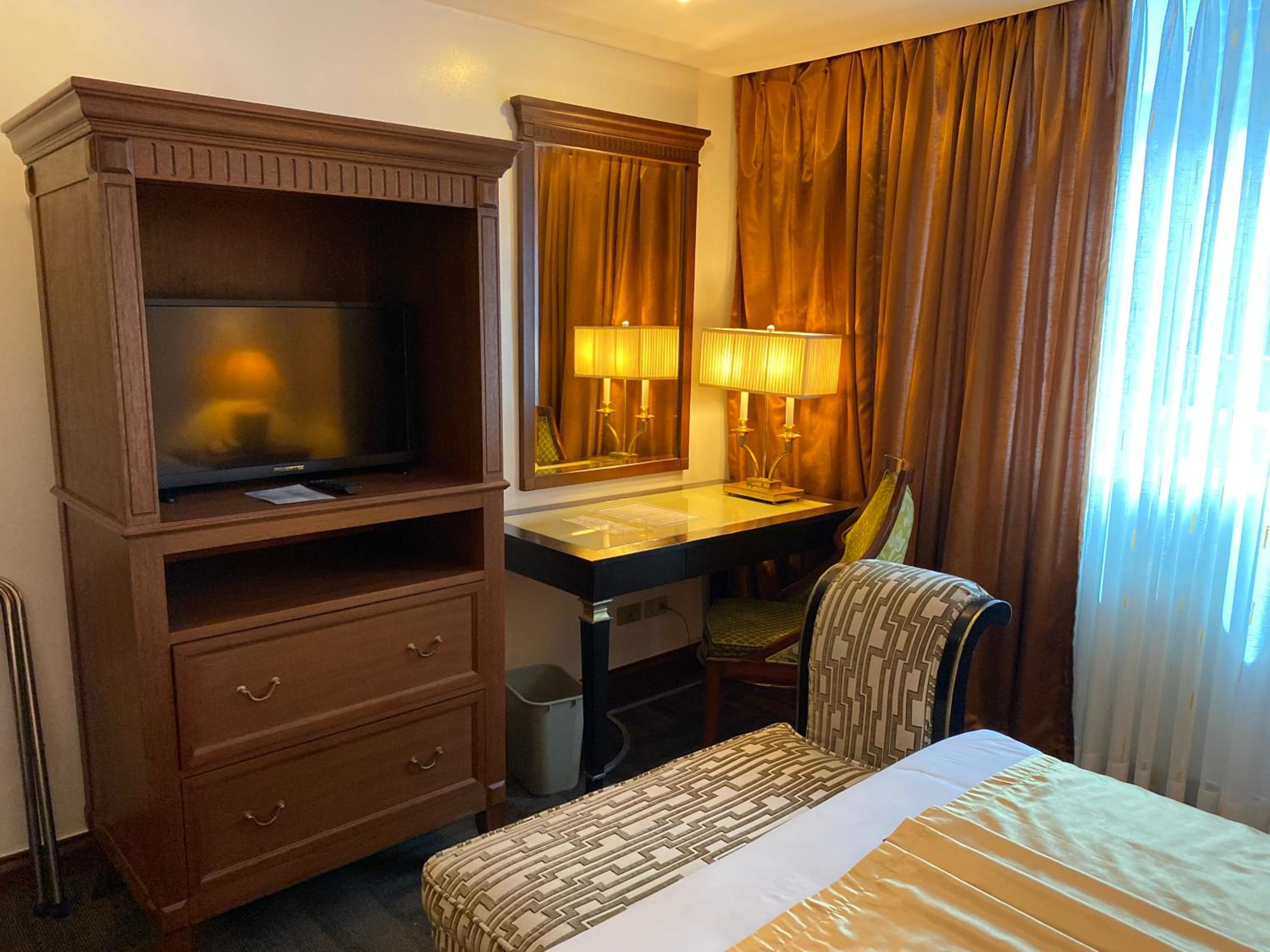 Maharaja Oriental Suite Makati