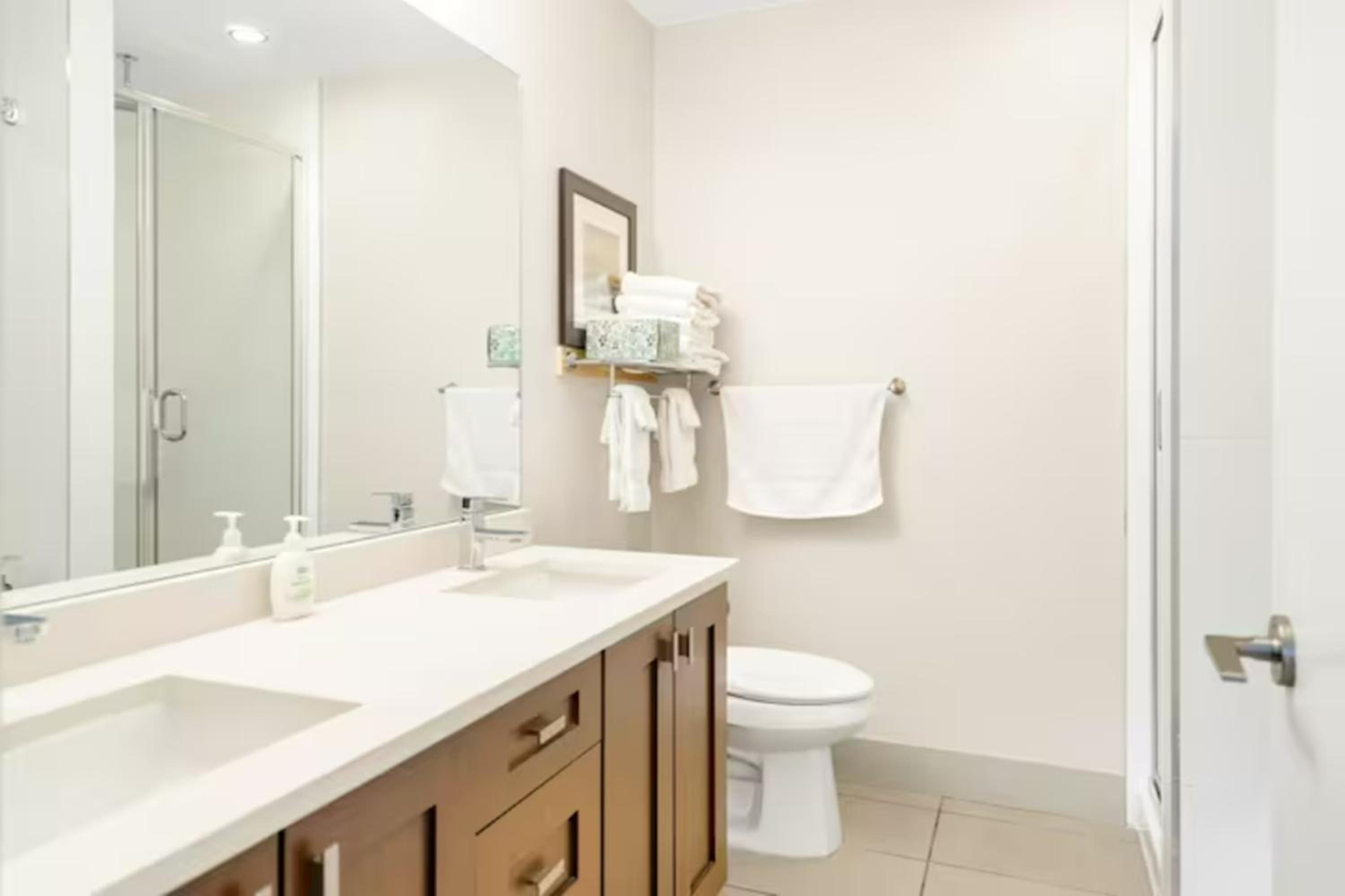 Lakeview Splendor- 7BR Penthouse Bliss Combo unit