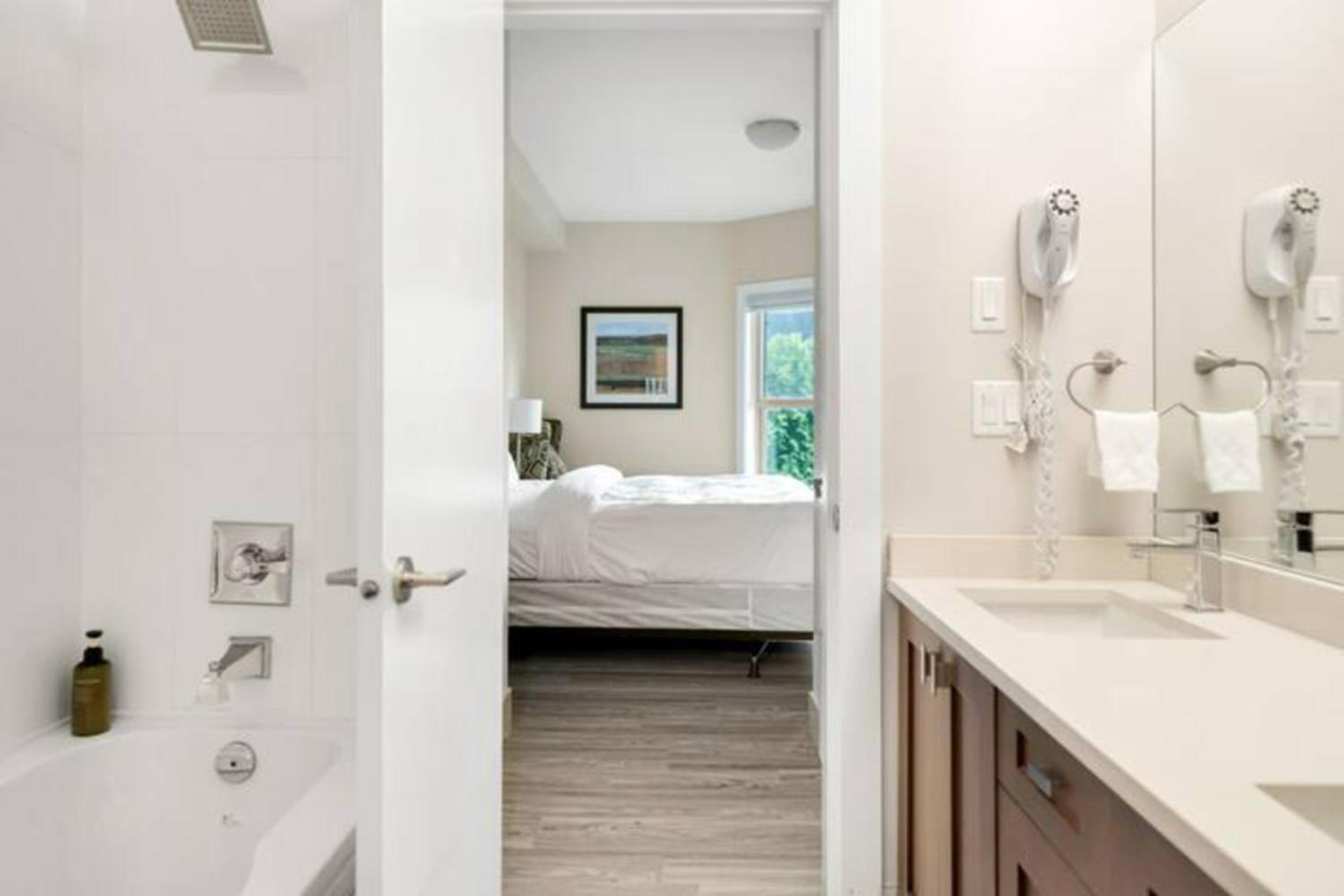 Lakeview Splendor- 7BR Penthouse Bliss Combo unit