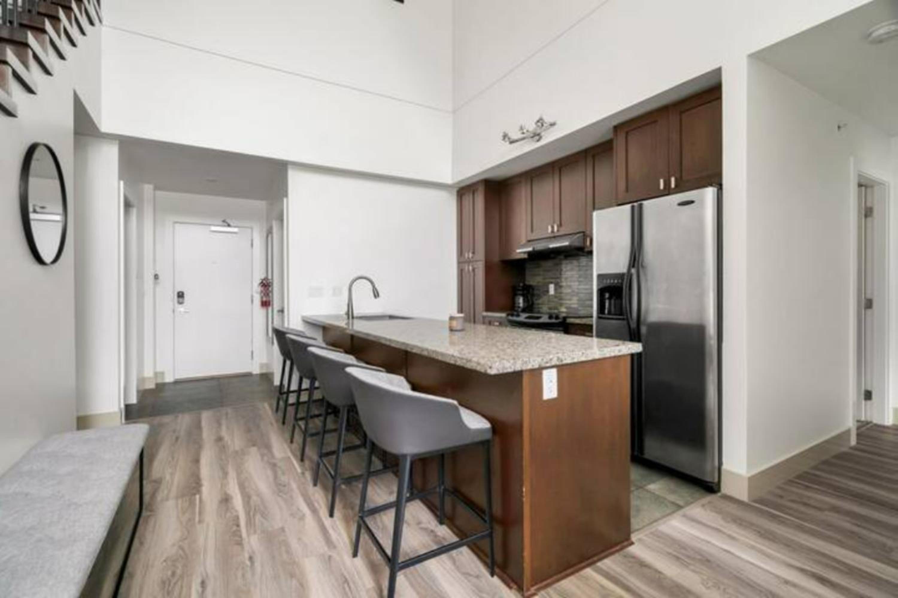 Lakeview Splendor- 7BR Penthouse Bliss Combo unit