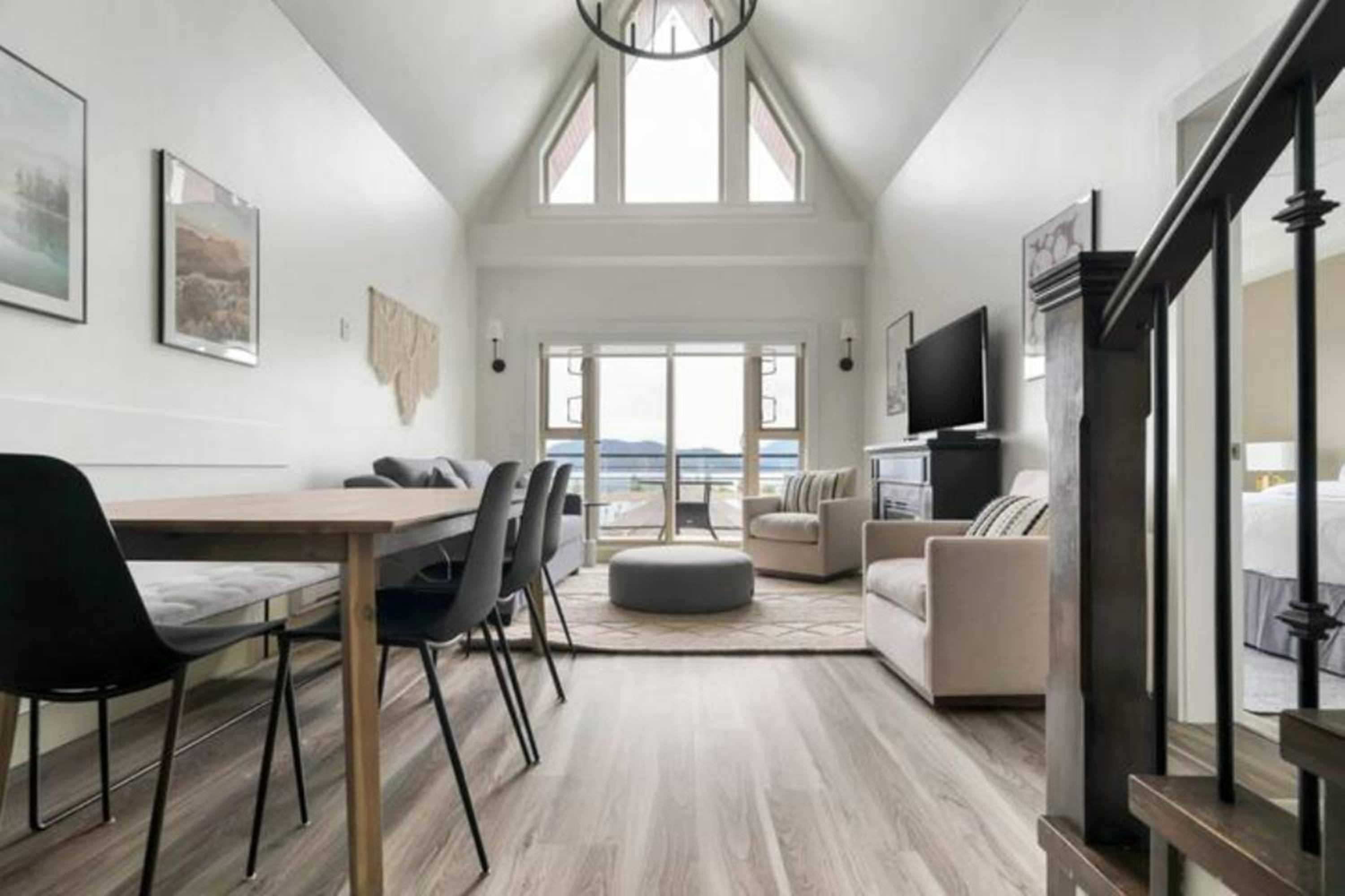 Lakeview Splendor- 7BR Penthouse Bliss Combo unit