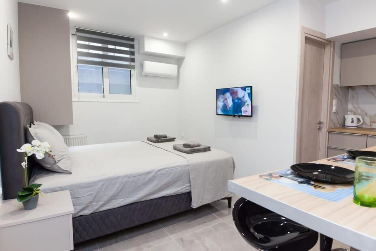 Brand New Urban Getaway next to Megaro Mousikis