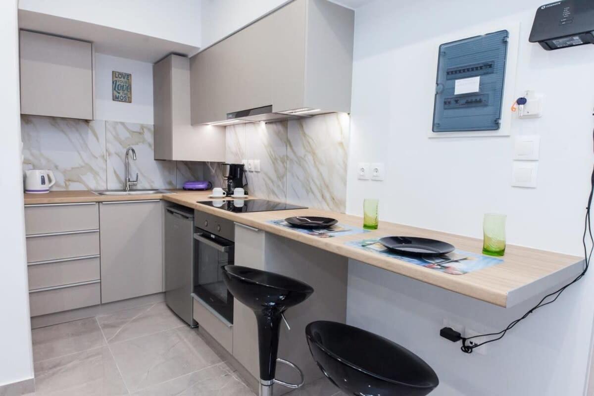 Brand New Urban Getaway next to Megaro Mousikis