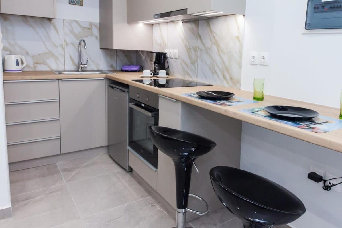 Brand New Urban Getaway next to Megaro Mousikis