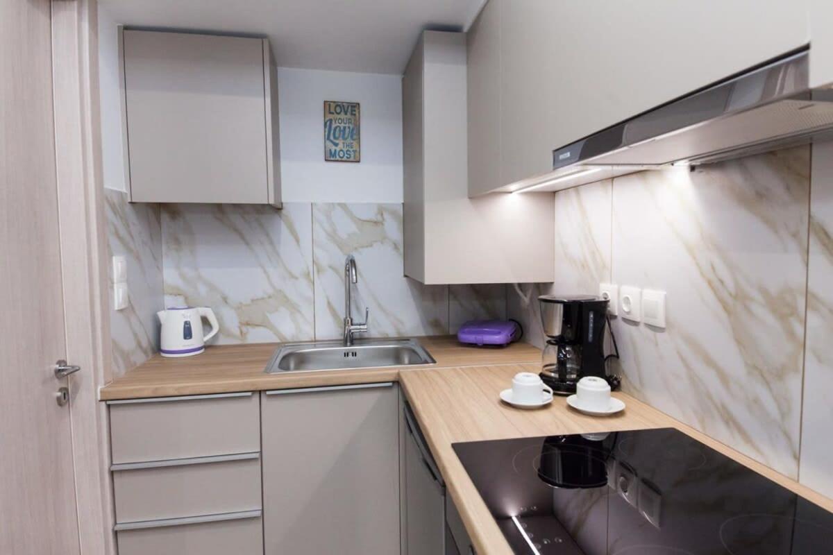 Brand New Urban Getaway next to Megaro Mousikis