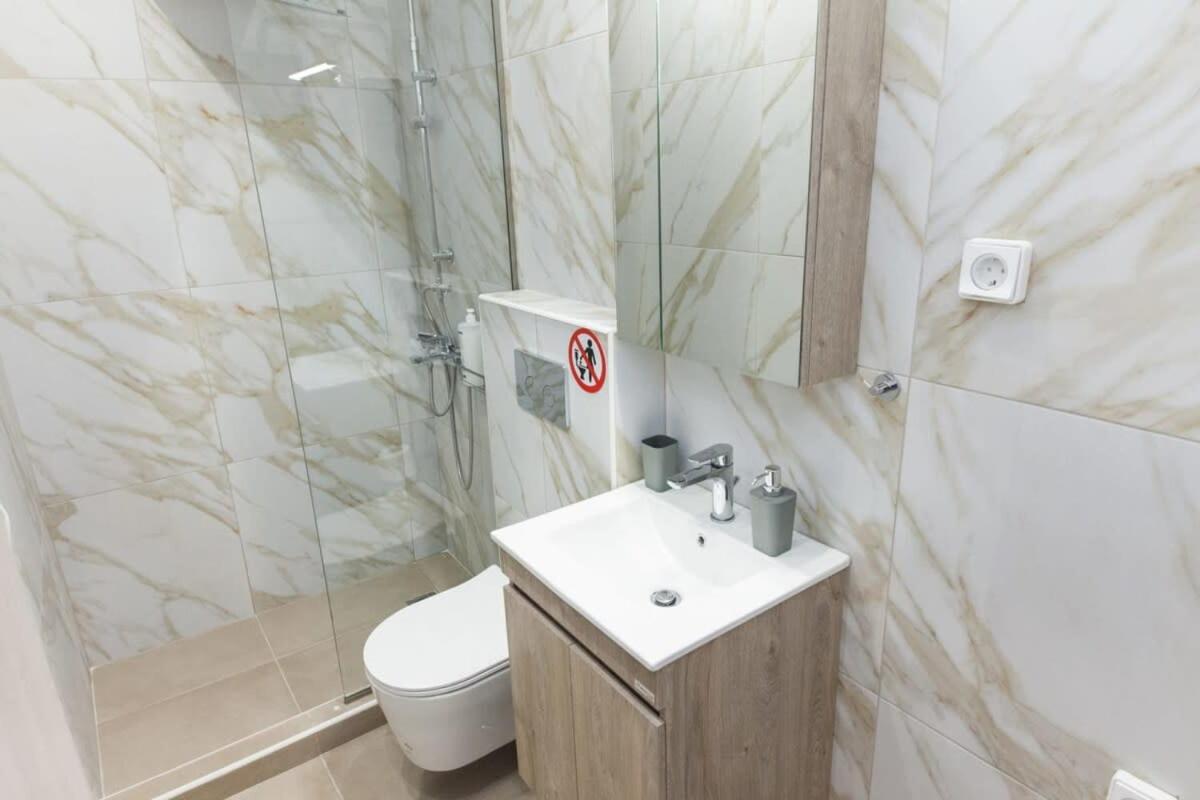 Brand New Urban Getaway next to Megaro Mousikis