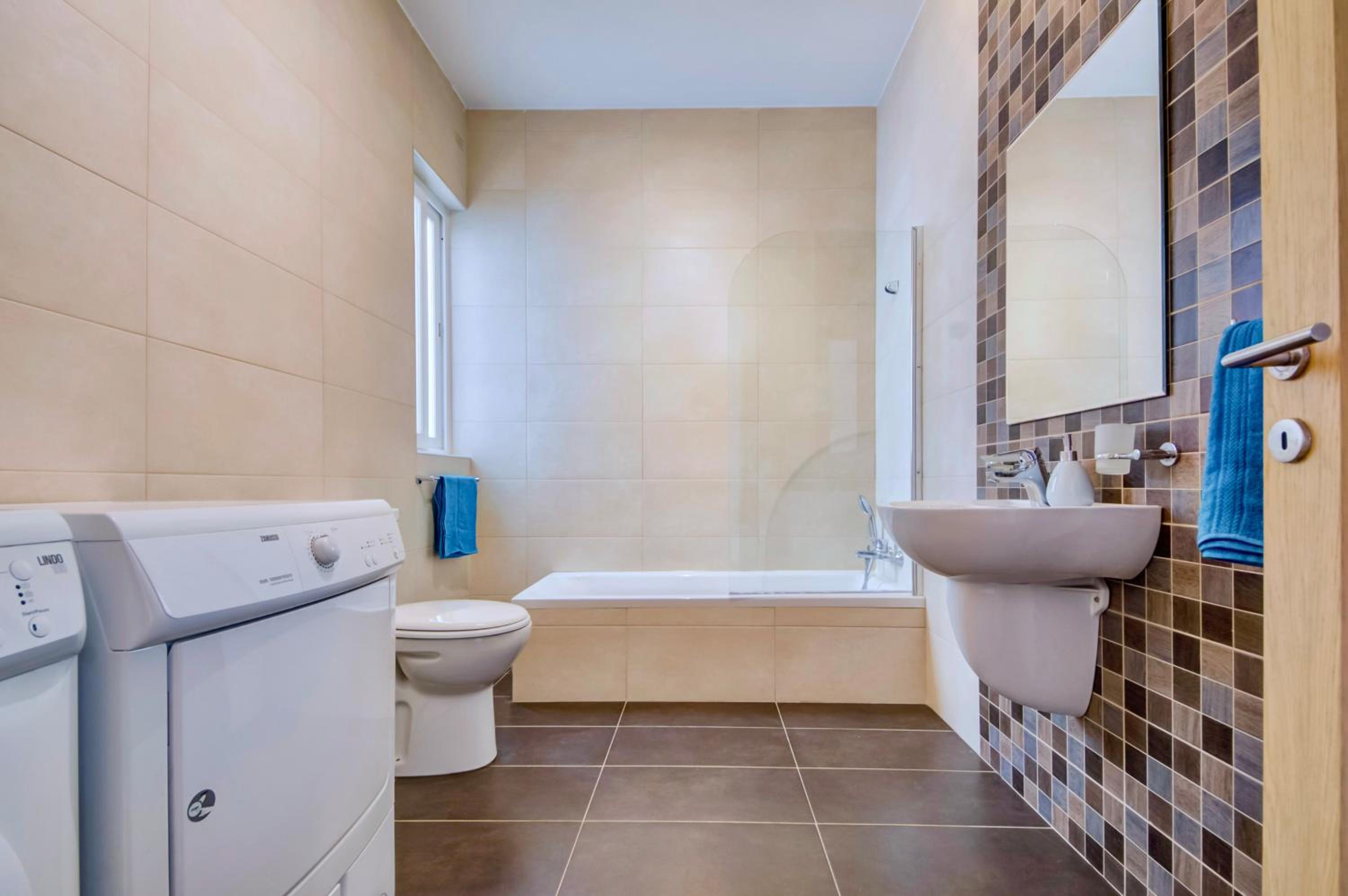 2 Bedroom Apartment with Balcony in St Julians, Paceville, Apt 7 By Vaganza photo 5