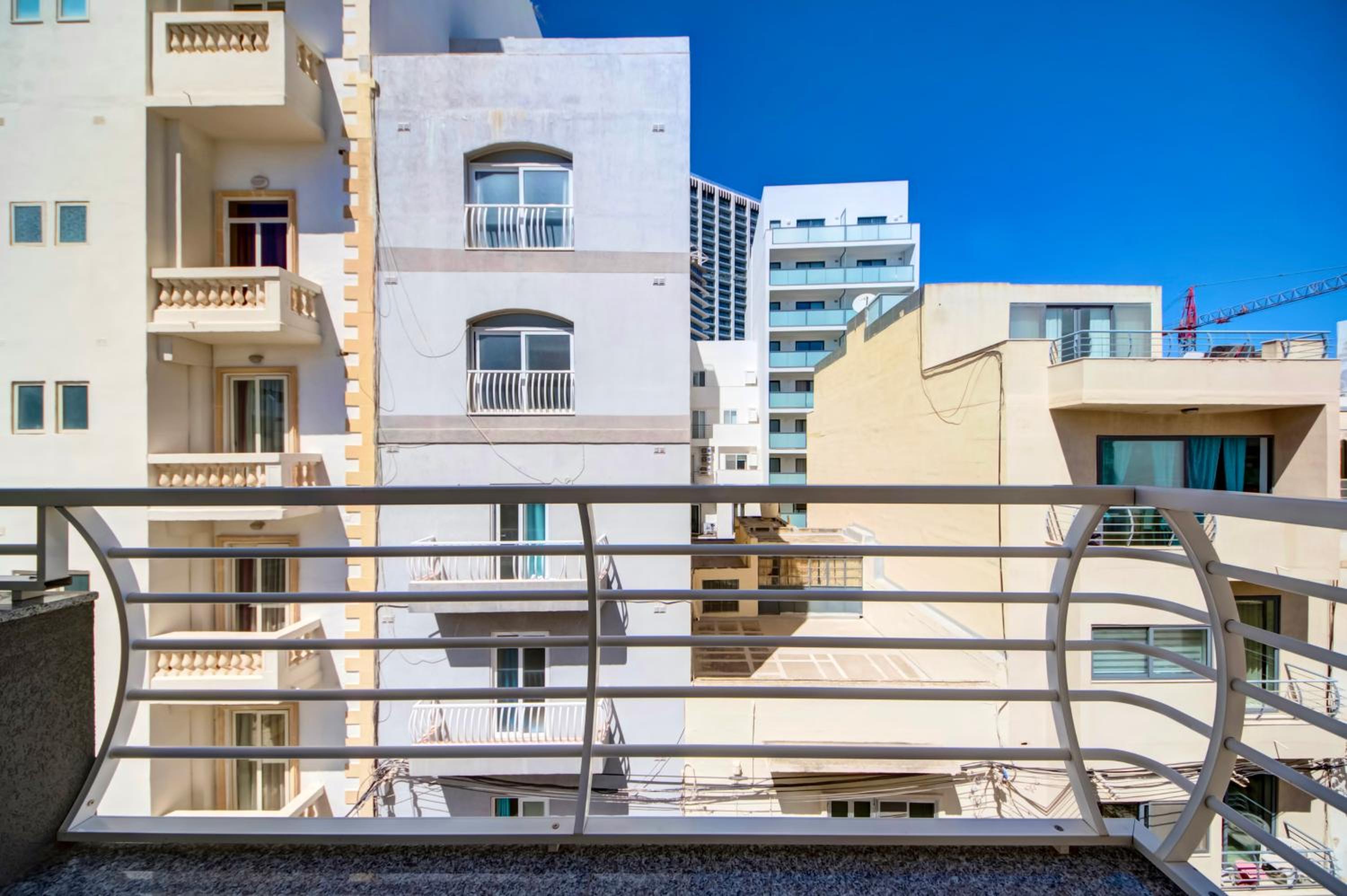 2 Bedroom Apartment with Balcony in St Julians, Paceville, Apt 7 By Vaganza photo 4