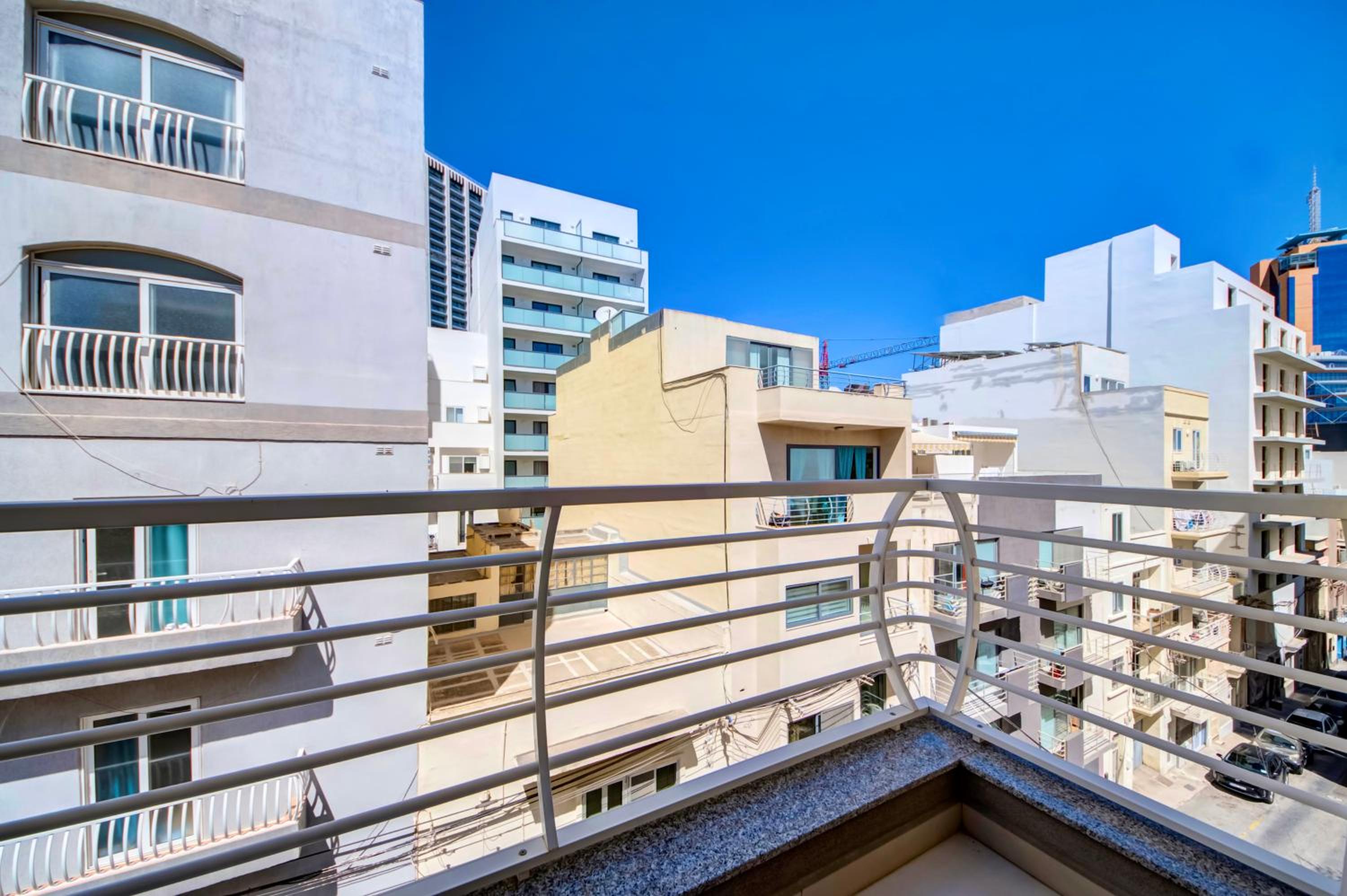 2 Bedroom Apartment with Balcony in St Julians, Paceville, Apt 7 By Vaganza photo 3