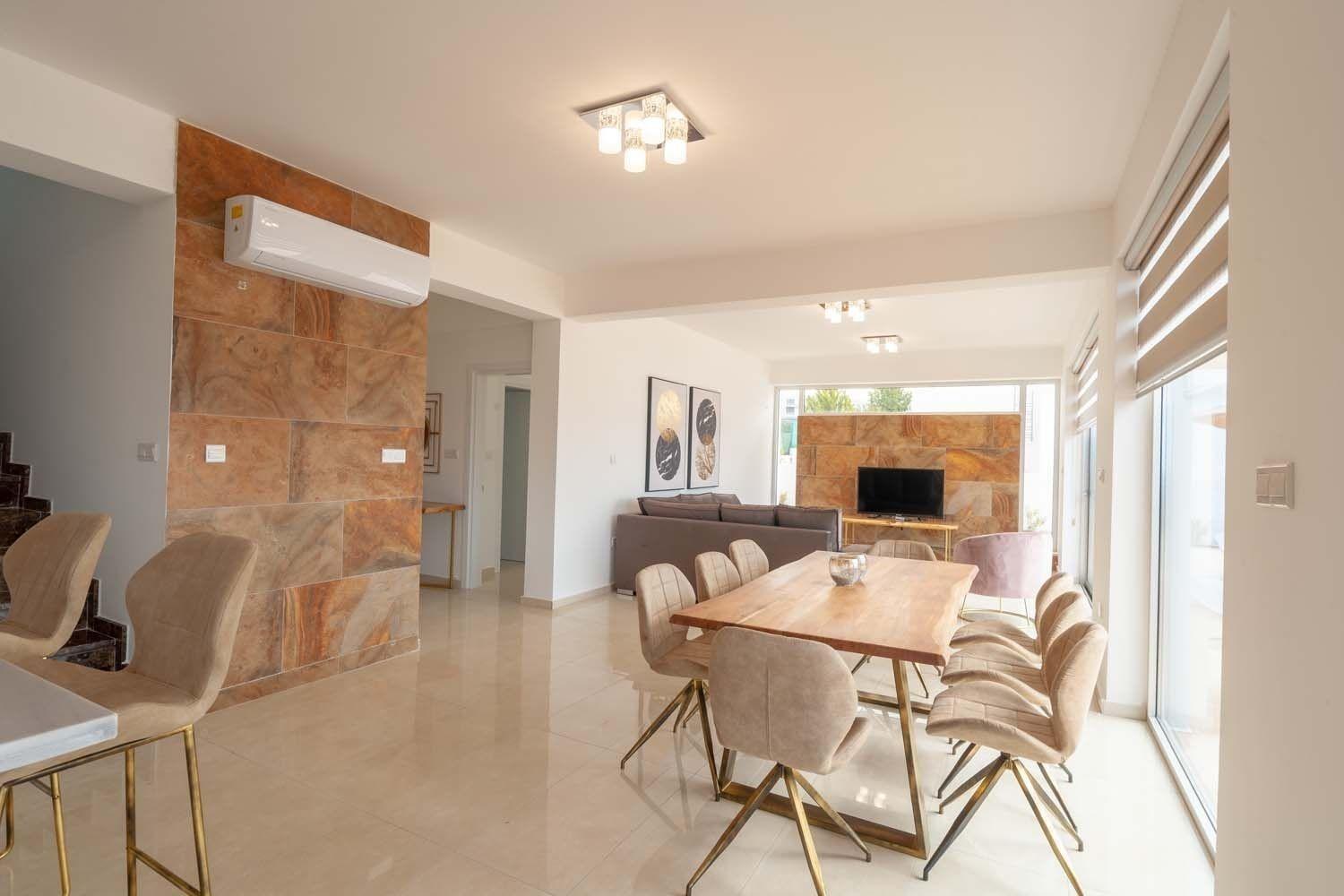 Luxuriöse Villa Mit 4 Schlafzimmern, Pool Und Whirlpool