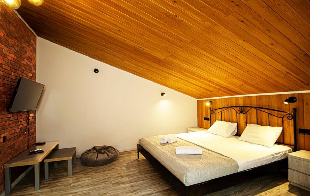 Top Location Cozy Wooden Ceiling Apt - by Wehost view 3