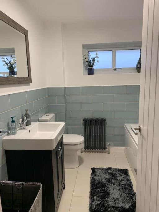 Spacious Stylish House Close to M4 Private Parking view 2