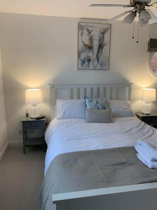 Spacious Stylish House Close to M4 Private Parking view 3