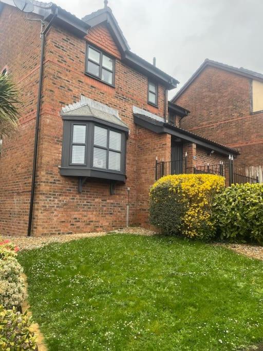Spacious Stylish House Close to M4 Private Parking view 4