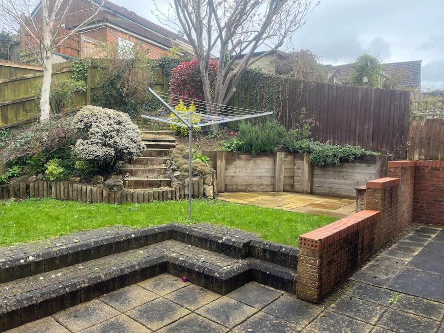 Spacious Stylish House Close to M4 Private Parking view 5