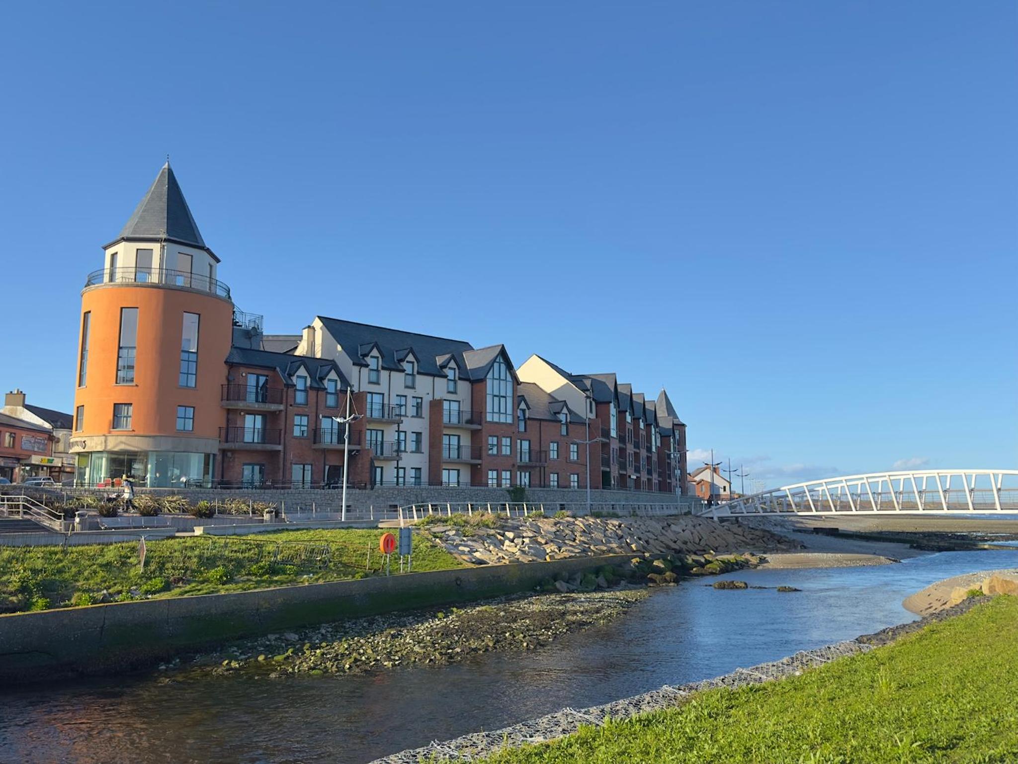 NIapartments Coastal retreat with Mountain views