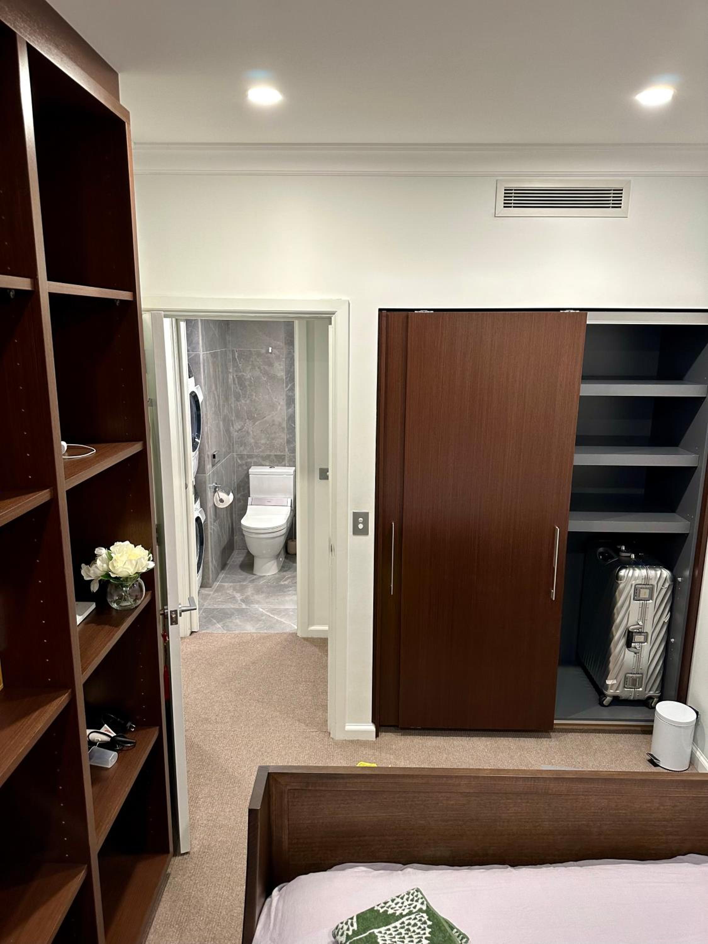Private 1 Bed Accom with Bathroom in a 3 Bed Apartment - Melb CBD, Regency Towers - Free Parking, WiFi and Pool