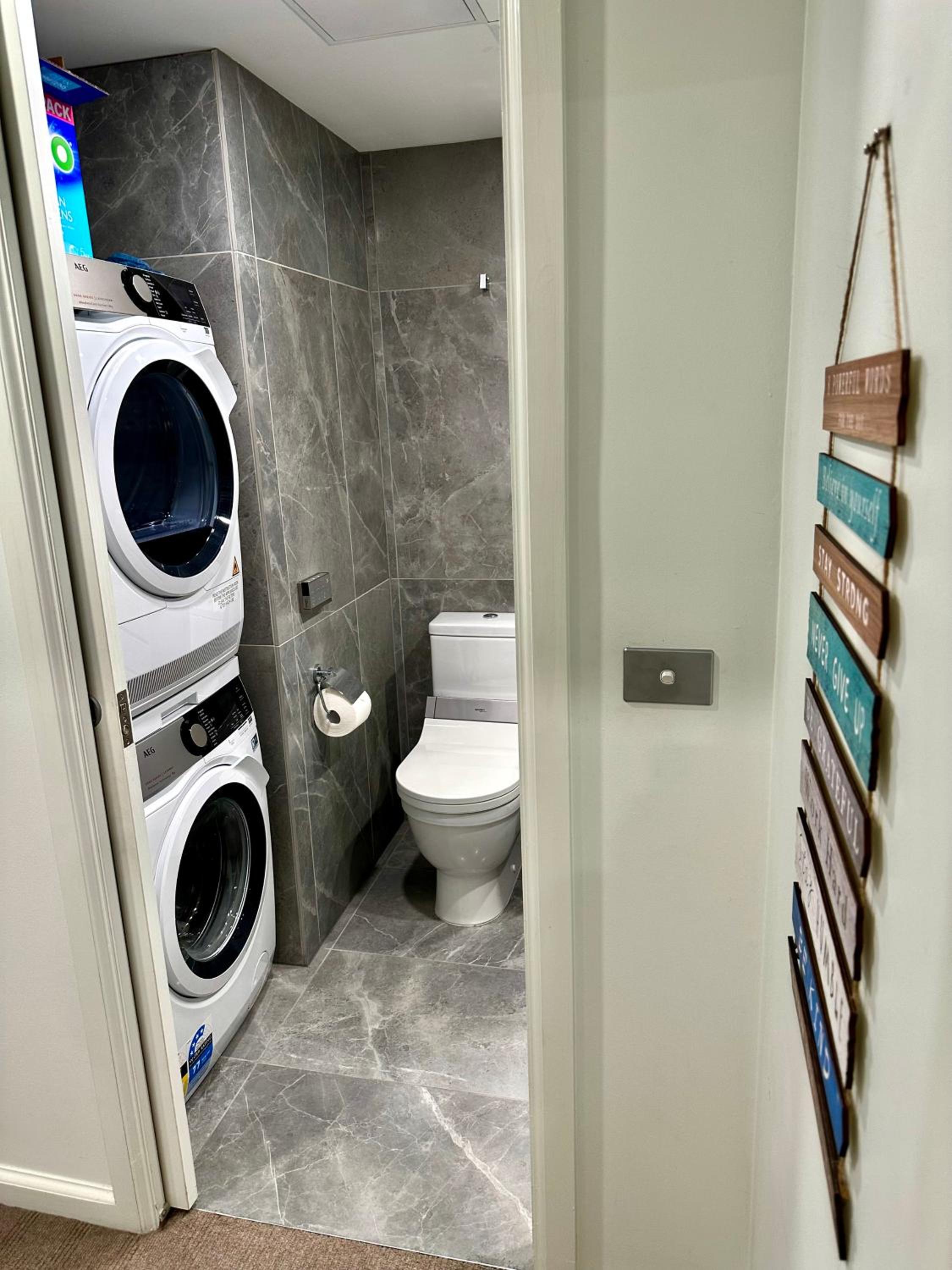 Private 1 Bed Accom with Bathroom in a 3 Bed Apartment - Melb CBD, Regency Towers - Free Parking, WiFi and Pool