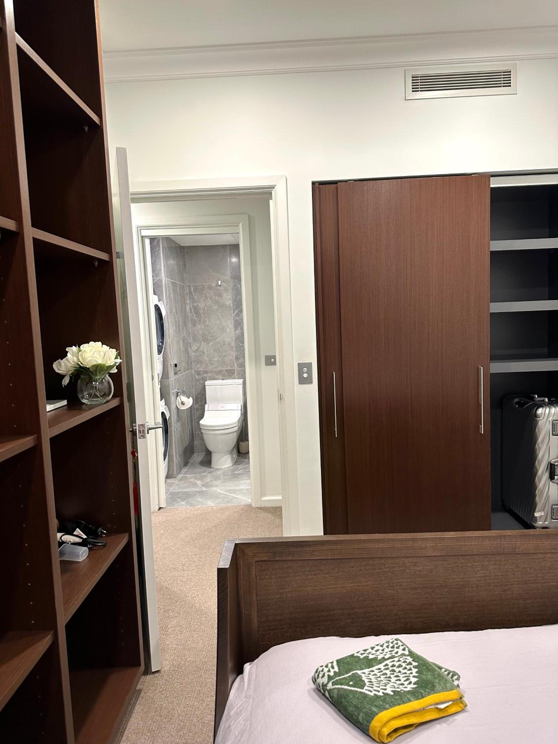 Private 1 Bed Accom with Bathroom in a 3 Bed Apartment - Melb CBD, Regency Towers - Free Parking, WiFi and Pool