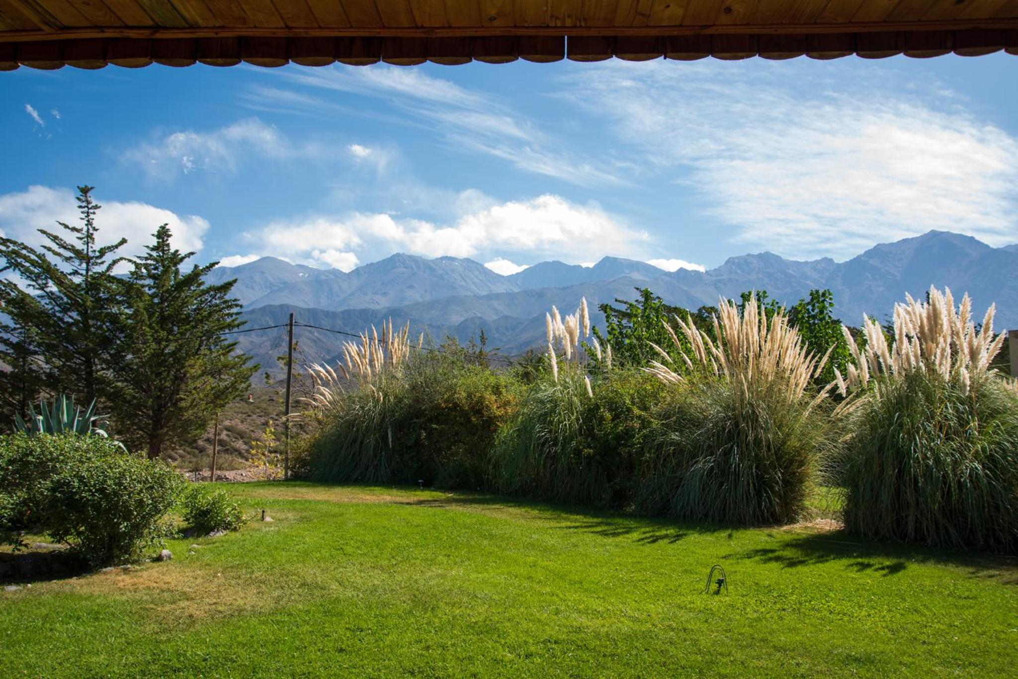 Acogedora cabaña de madera con vista a la montaña